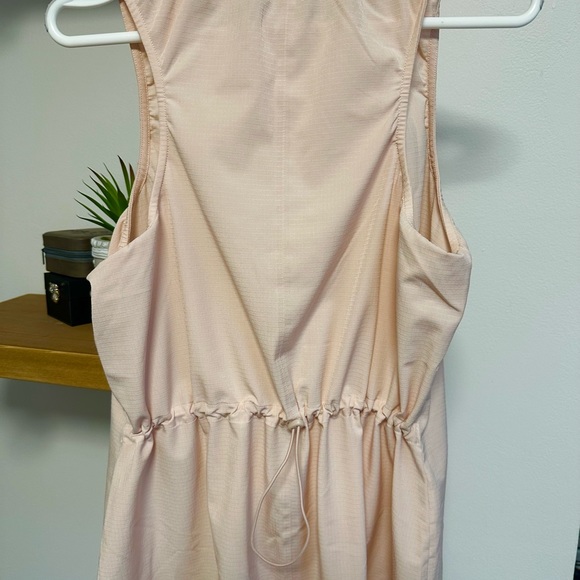 Never worn, rosewater tank from Athleta with a cinched waist - Picture 4 of 5